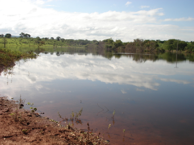 c) Vista do espelho dgua da barragem (rea inundada 5,0 ha)